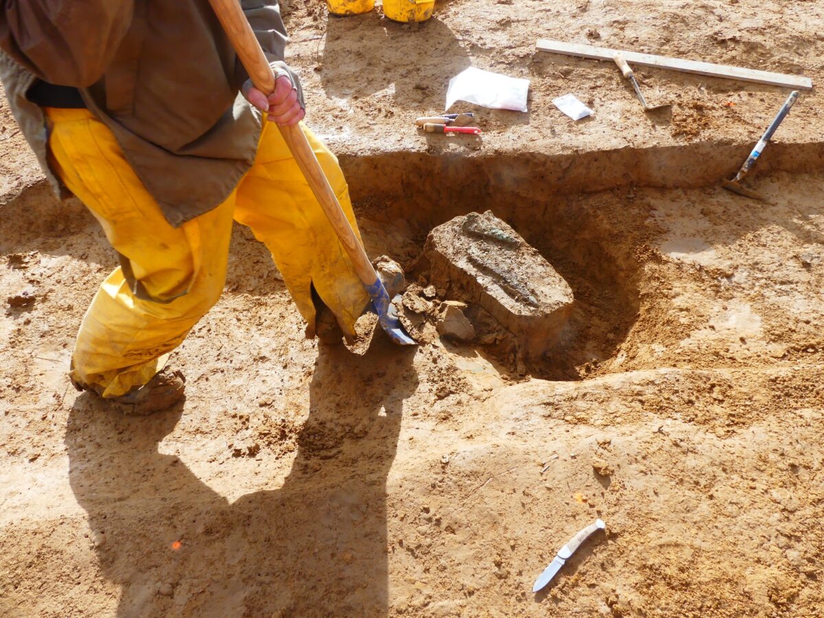 Тайна правителя бронзового века. Подвески из горного хрусталя, кремневые наконечники и кинжалы