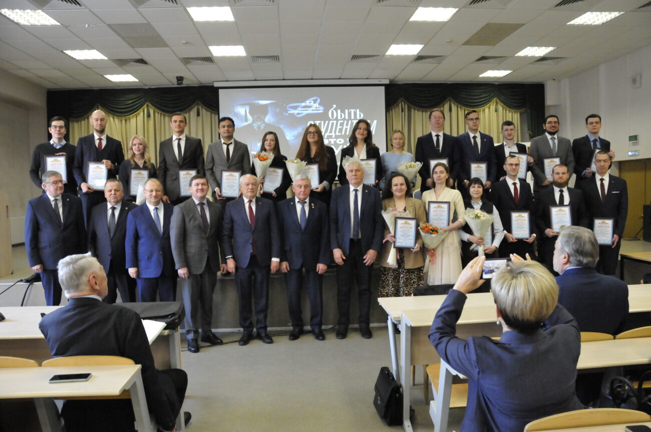 По примеру маститых. В Екатеринбурге наградили и именитых ученых, и молодежь