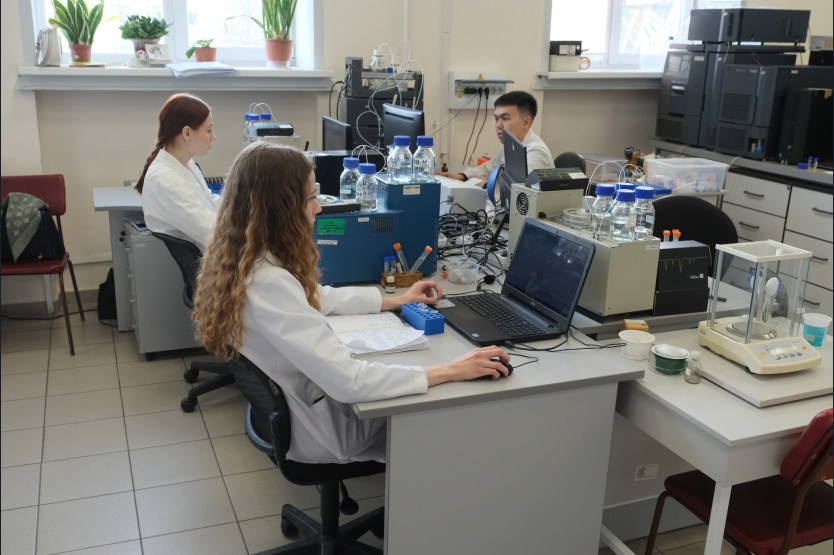 Из сибирского сырья. Губернатор Новосибирской области ознакомился с работой молодежных лабораторий