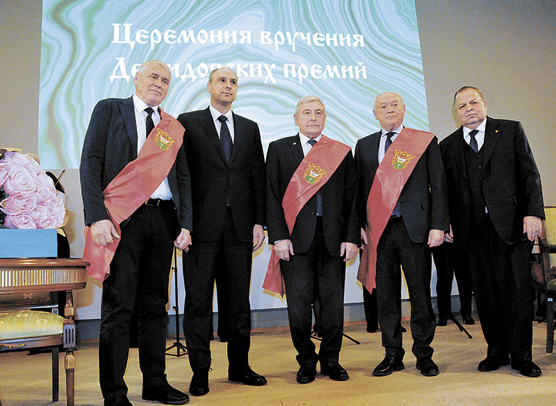 Равнение – на титанов