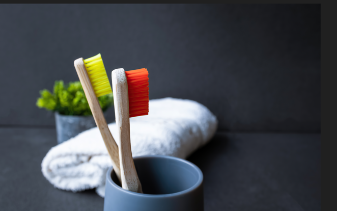 «Роскошный отель» для патогенов. Врач рассказал, в каких случаях зубная щетка может стать опасной