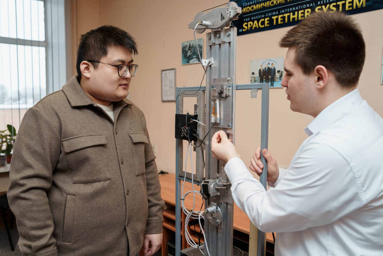 «На привязи». Ученые разработали эффективную систему управления спутниками с помощью тросов