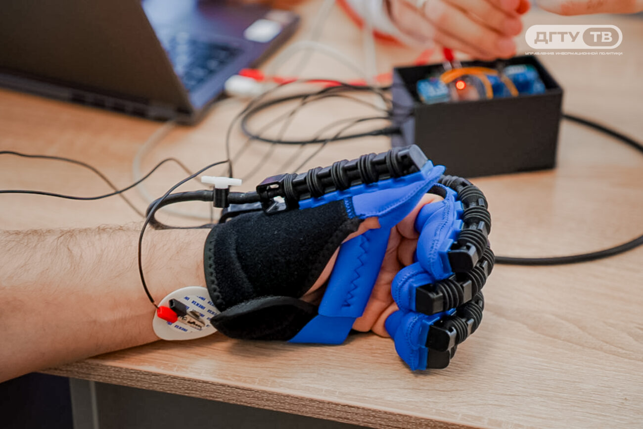 Умная перчатка из Ростова: студент создал устройство, которое учит руки двигаться заново после травм и инсультов