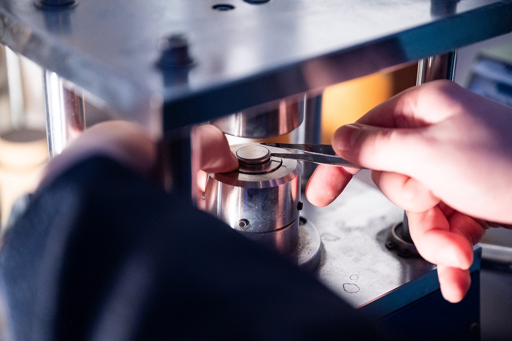 Альтернатива традиционным методам: как отходы текстиля за 5 минут становятся основой для суперконденсаторов