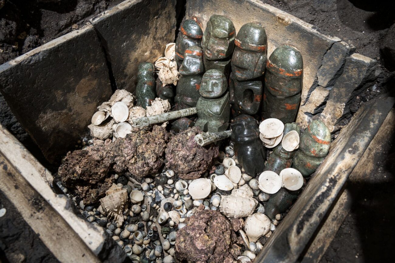 Загадка шести каменных сундуков: как добыча ацтекского императора стала вечным подношением