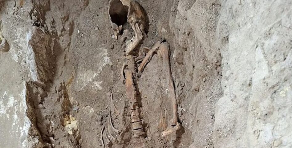 Загадка под алтарем: исследователи спорят, чей скелет был обнаружен под древней церковью