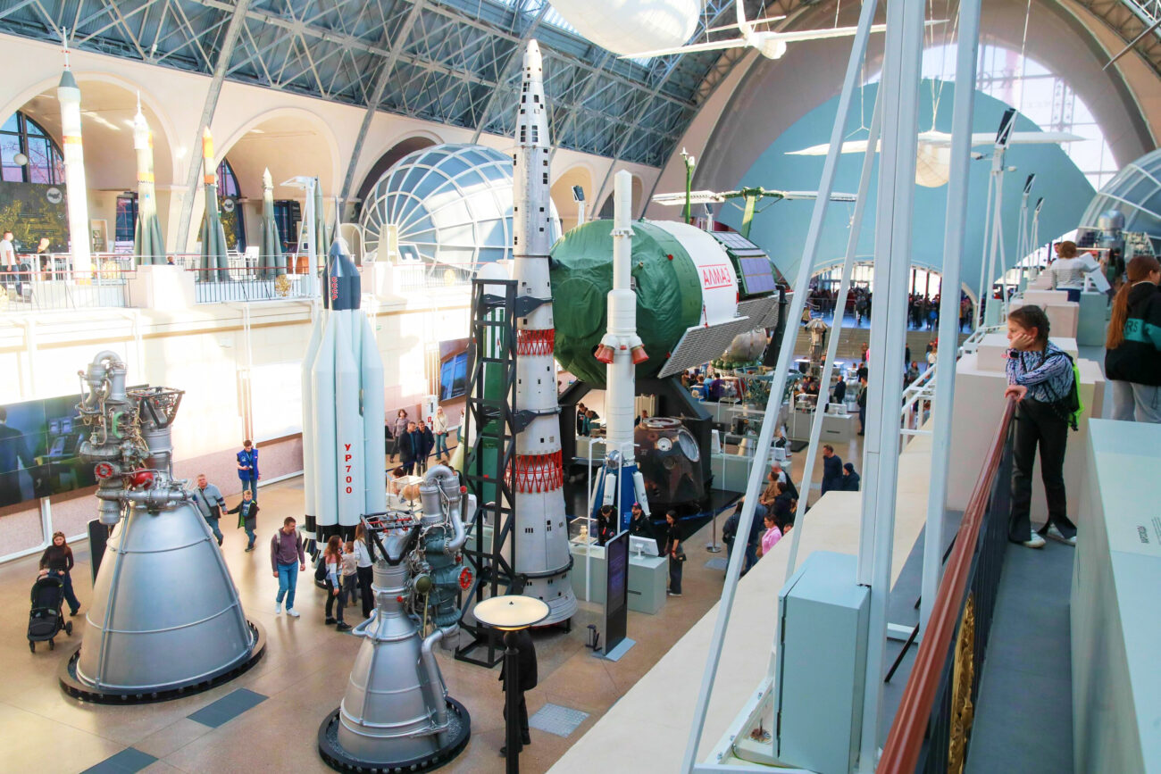 Из музейного зала — в космос