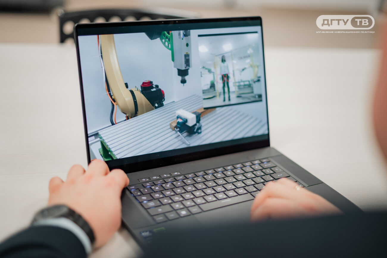 Управление роботом взмахом руки: российские ученые создали отечественный «глазастый» кобот