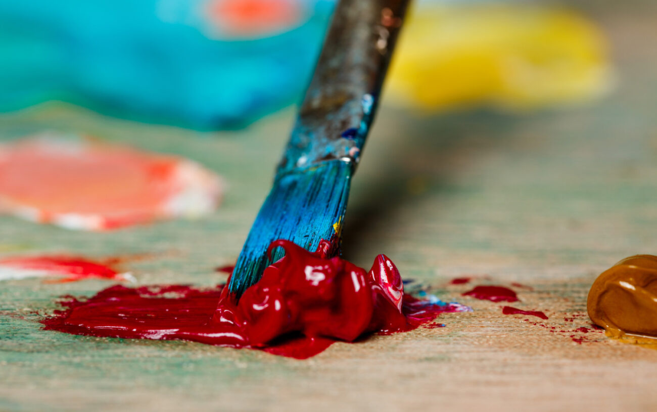 От ядов до насекомых:  из чего делали  красную  краску