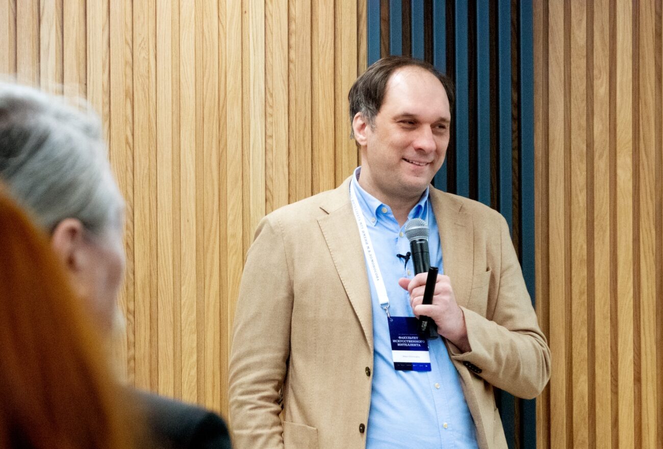 Эмпатичные нейросети и электростанции на Луне: в МГУ обсудили будущее ИИ