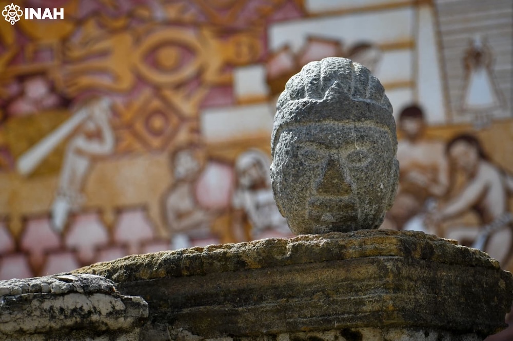 Странная каменная голова из Мексики: кто этот загадочный персонаж с вытянутым черепом и тиарой?