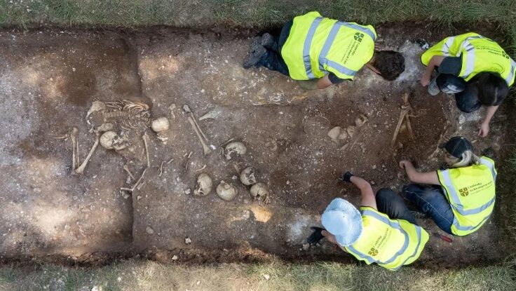 Следы древней расправы: что обнаружили студенты под фантиками 60-х годов в тихом английском парке