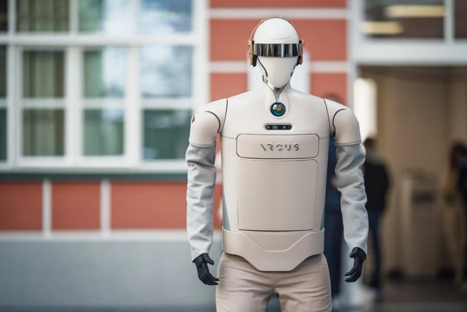 Гипермаркет на колесах: антропоморфный робот доставит любой из 20 000 товаров всего за час