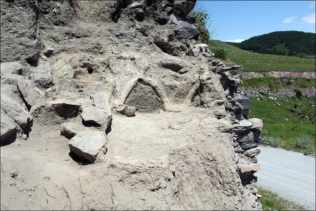 Холм пепла, солнечные диски и тайные таблички: что скрывали древние обитатели сурового плато в Грузии