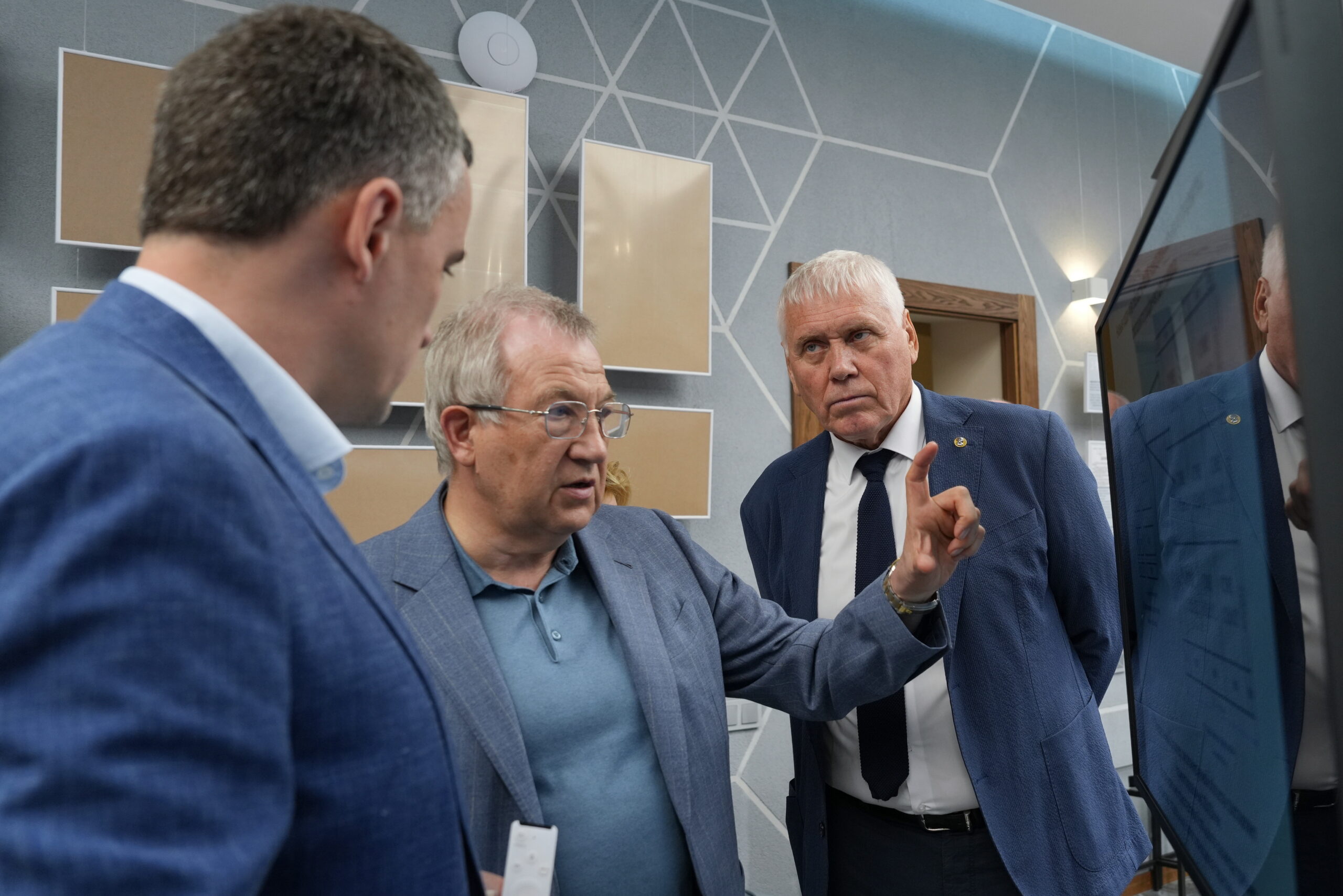 Новосибирские исследователи представили свои разработки президенту РАН Геннадию Красникову