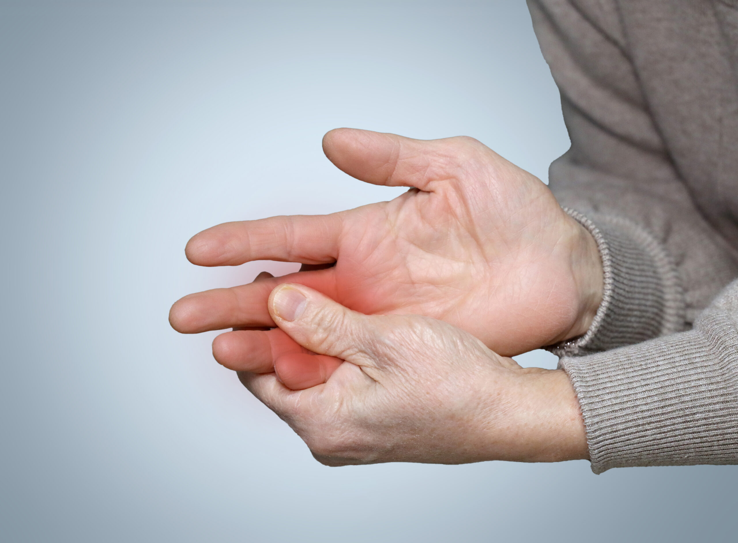 Неожиданный механизм. Ученые объяснили, как психологический стресс вызывает обострение артрита
