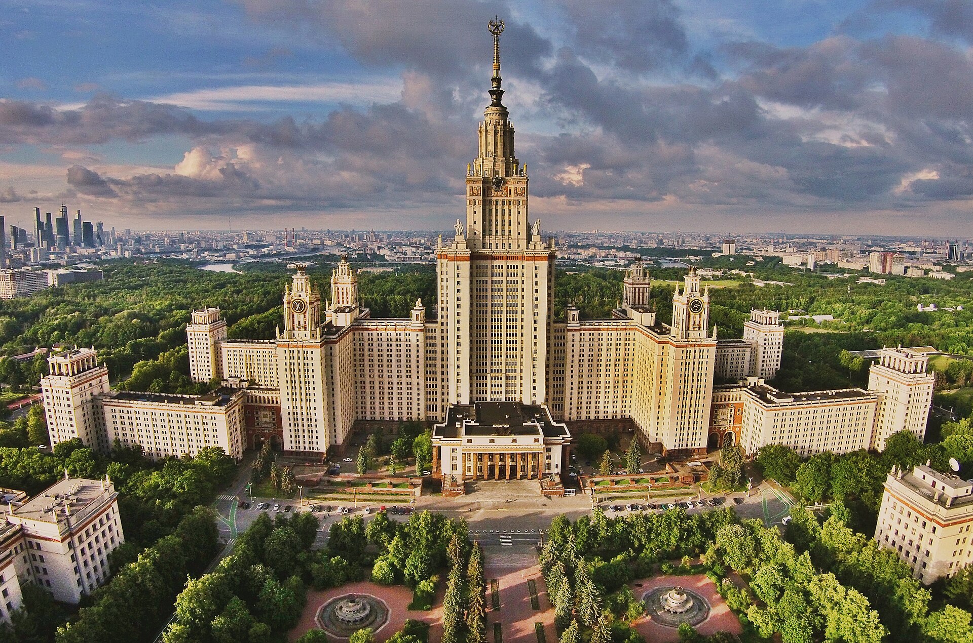 МГУ занял первое место среди российских вузов в международном рейтинге «Три миссии университета»